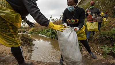 Des volontaires nettoient la rivière Juskei à Johannesburg le 18 septembre 2021