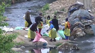 شاهد: عشرات المتطوعين ينظفون سد نهر التيبر بروما في اليوم العالمي للتنظيف