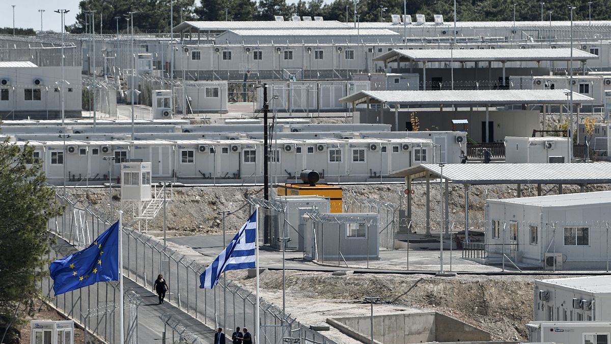 أول مخيم "مغلق" للاجئين في اليونان