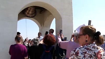 جرس كنيسة مار توما يقرع في الموصل القديمة السبت 18 أيلول 2021  وهو أول جرس كنيسة يعاد تركيبه في كبرى مدن شمال العراق بعد سبع سنوات من سيطرة جهاديي تنظيم الدولة الإسلامية.