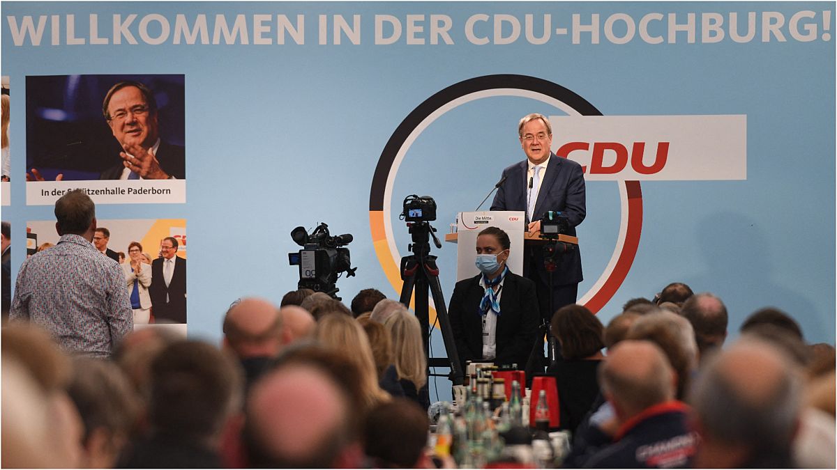 زعيم الاتحاد الديمقراطي المسيحي والمرشح للمستشارية أرمين لاشيت يلقي كلمة في اجتماع انتخابي في ديلبروك شتاينهورست، غرب ألمانيا، في 18 أيلول/ سبتمبر 2021 