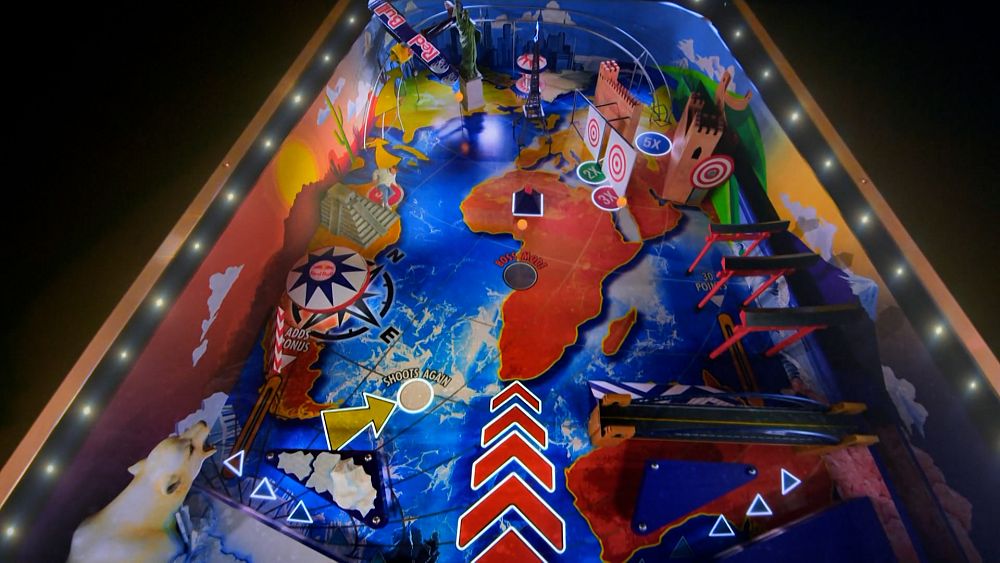 Dabīgā izmēra pinball mašīna pārvēršas par spēles laukumu brīvajam braucējam Pasha Bitcons