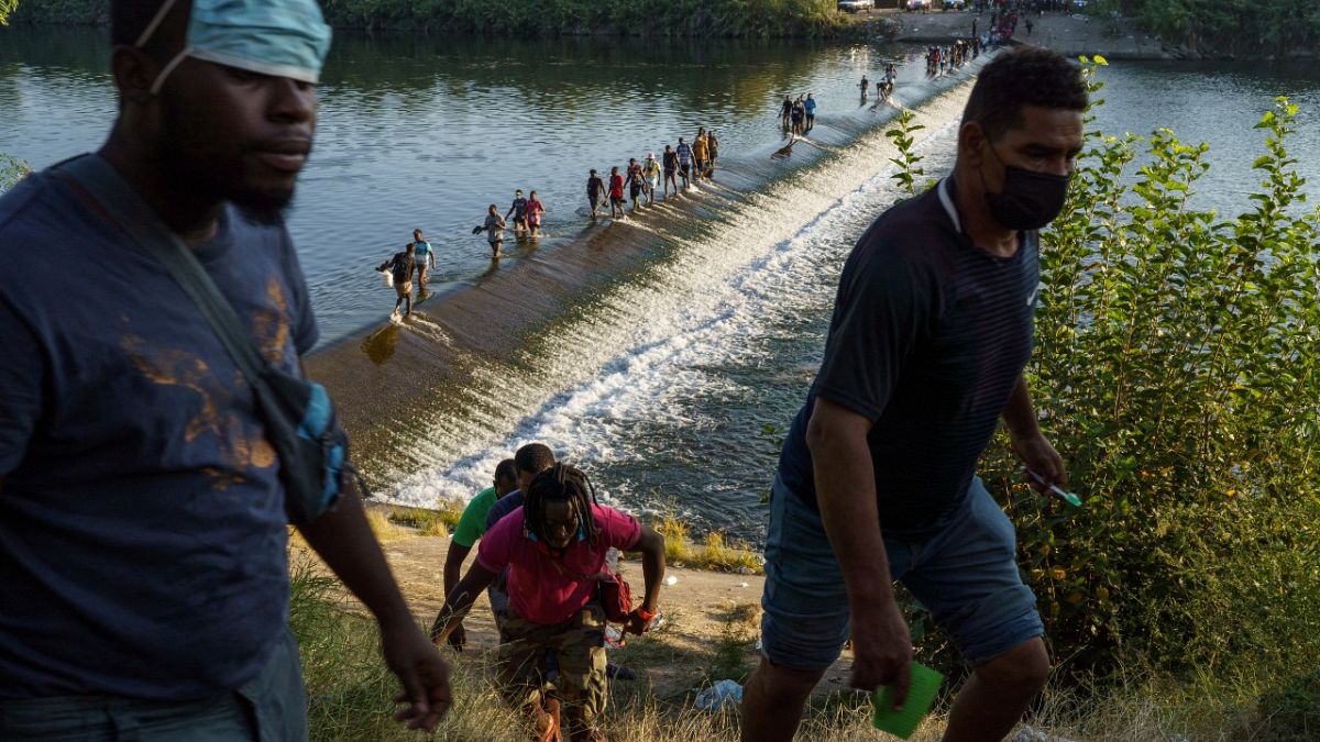 Haitianer überqueren den Rio Grande