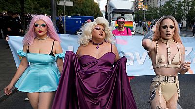 Pride-Marsch und Demo gegen Corona-Maßnahmen in Belgrad