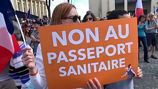 Une manifestante contre le pass sanitaire à Paris