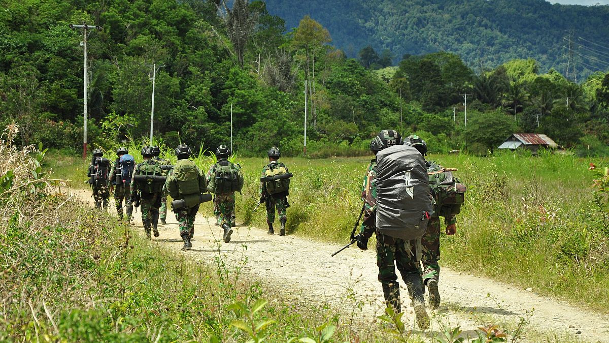 Indonesische Soldaten auf der Suche nach Mitgliedern des Islamischen Staates