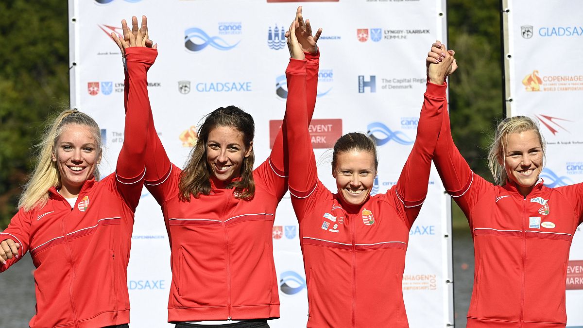 Az ezüstérmes Kozák Danuta (j2), Csipes Tamara (b2), Kárász Anna (j) és Gazsó Alida (b) a kajak-kenu világbajnokság kajak négyesek női 500 méteres versenyének döntője utáni er