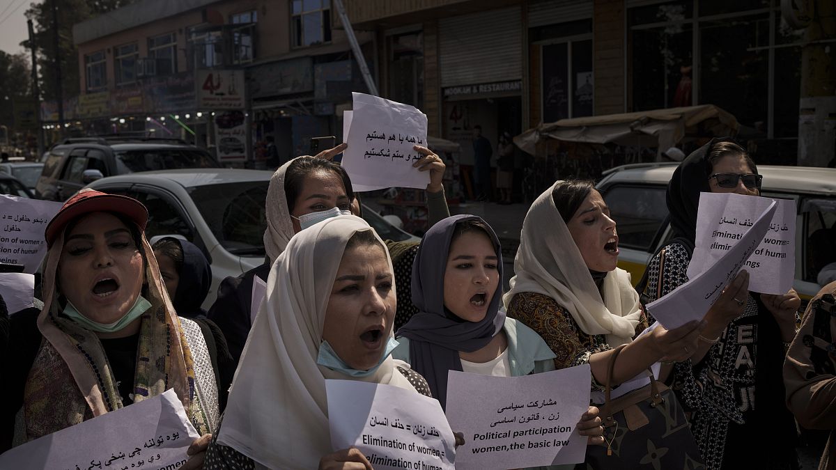 تجمع زنان معترص در برابر وزارت امور زنان سابق و امر به معروف نهی از منکر فعلی/کابل