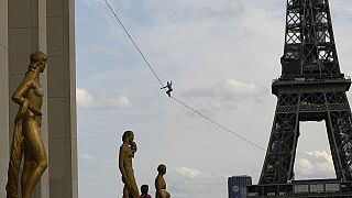 El deslumbrante paseo por la cuerda floja a 70 metros de altura entre la Torre Eiffel y Trocadero