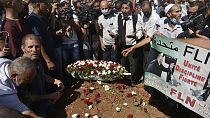 Des Algériens déposent des fleurs sur la tombe de l'ex-président Abdelaziz Bouteflika - Alger (Algérie), le 19/09/2021