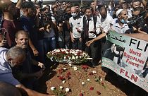 Des Algériens déposent des fleurs sur la tombe de l'ex-président Abdelaziz Bouteflika - Alger (Algérie), le 19/09/2021