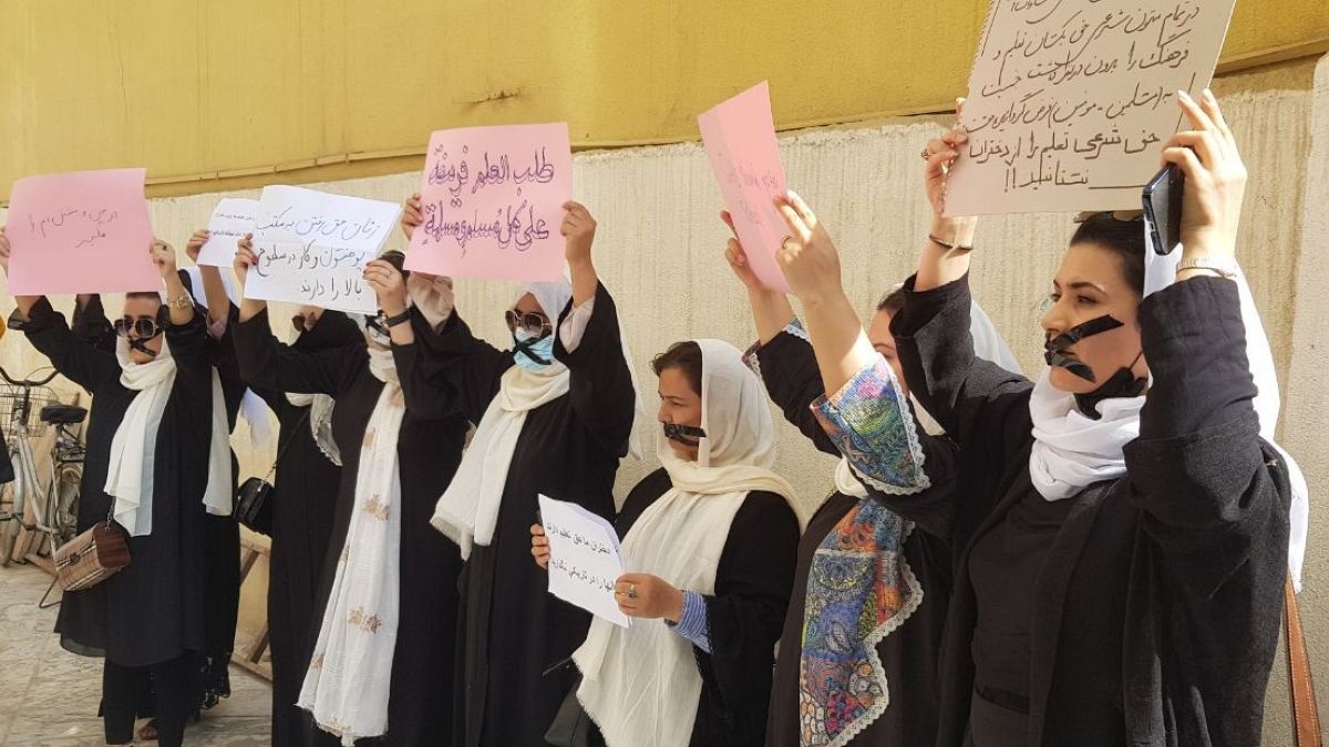 Kabil’de bir grup kadın gösteri düzenledi 