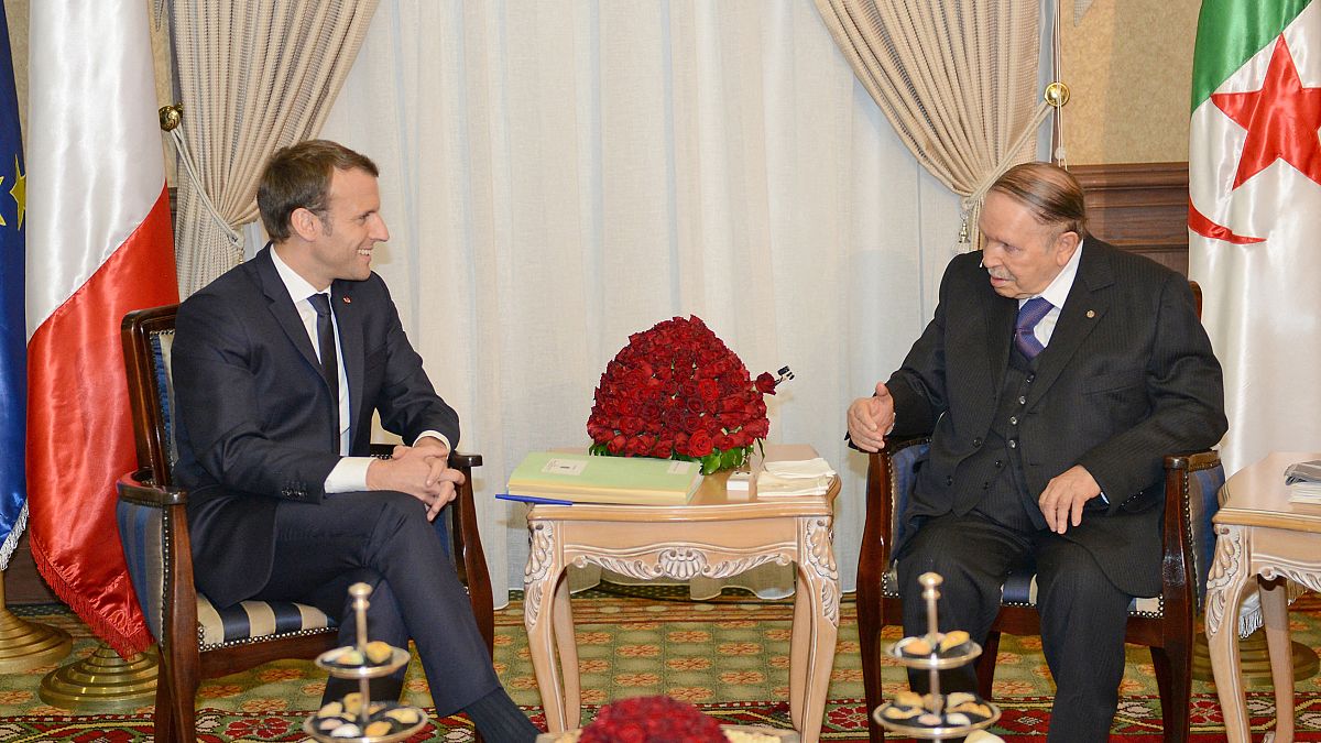 الرئيس الفرنسي إيمانويل ماكرون والرئيس الجزائري السابق عبد العزيز بوتفليقة