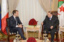 الرئيس الفرنسي إيمانويل ماكرون والرئيس الجزائري السابق عبد العزيز بوتفليقة