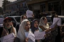 Una protesta de mujeres reclama su derecho a la educación y al empleo en Afganistán