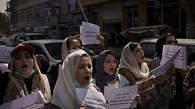 Una protesta de mujeres reclama su derecho a la educación y al empleo en Afganistán