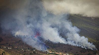 Cientos de evacuados por la erupción del volcán en la isla española de La Palma