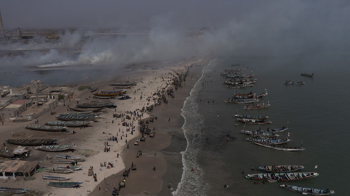 شاهد: شباب سنغاليون يحيون يوم التنظيف العالمي في شاطئ رملي قرب داكار