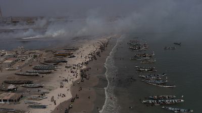 شاهد: شباب سنغاليون يحيون يوم التنظيف العالمي في شاطئ رملي قرب داكار