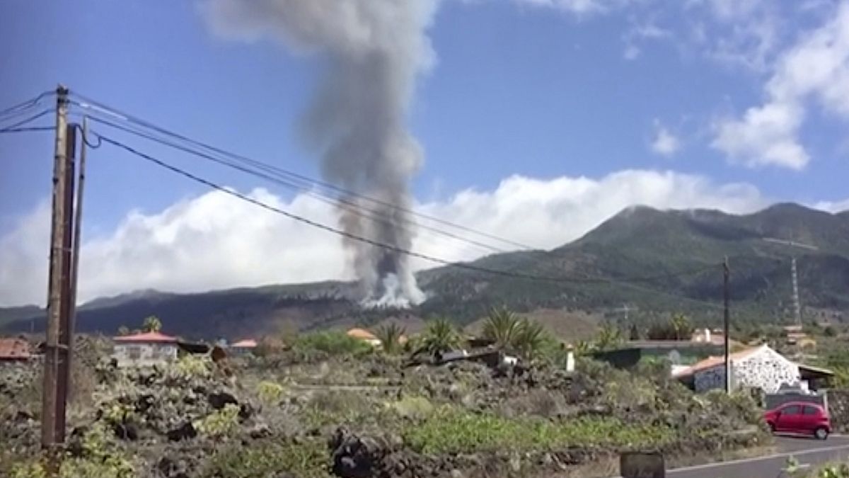 صورة مأخوذة من فيديو يُظهر الانفجار البركاني في جزيرة لا بالما الإسبانية بالمحيط الأطلسي يوم الأحد 19 أيلول/سبتمبر 2021