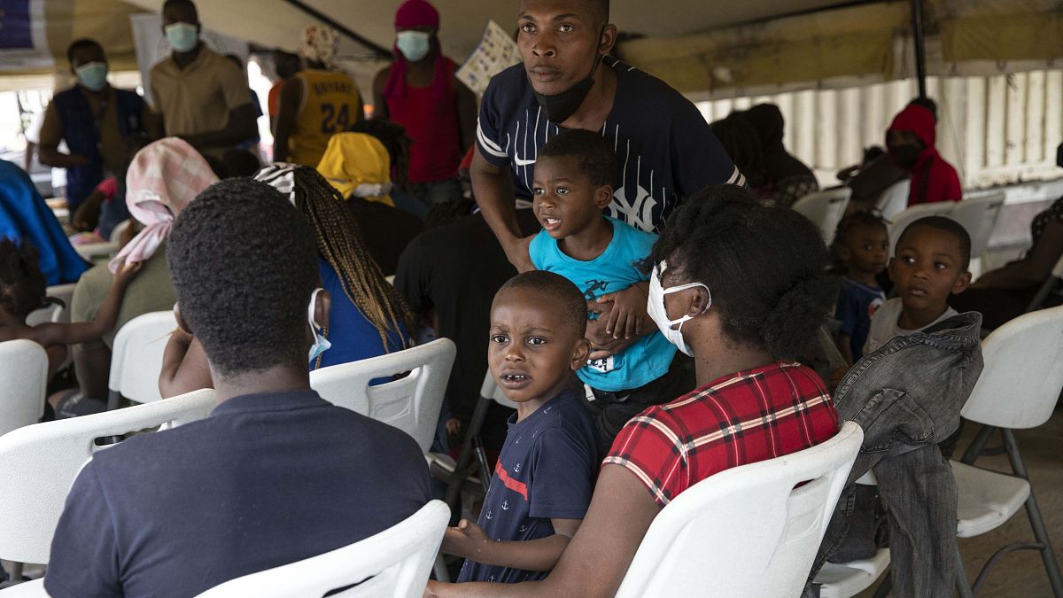 پناهجویان اخراج شده از ایالات متحده در فرودگاهی در پایتخت هائیتی