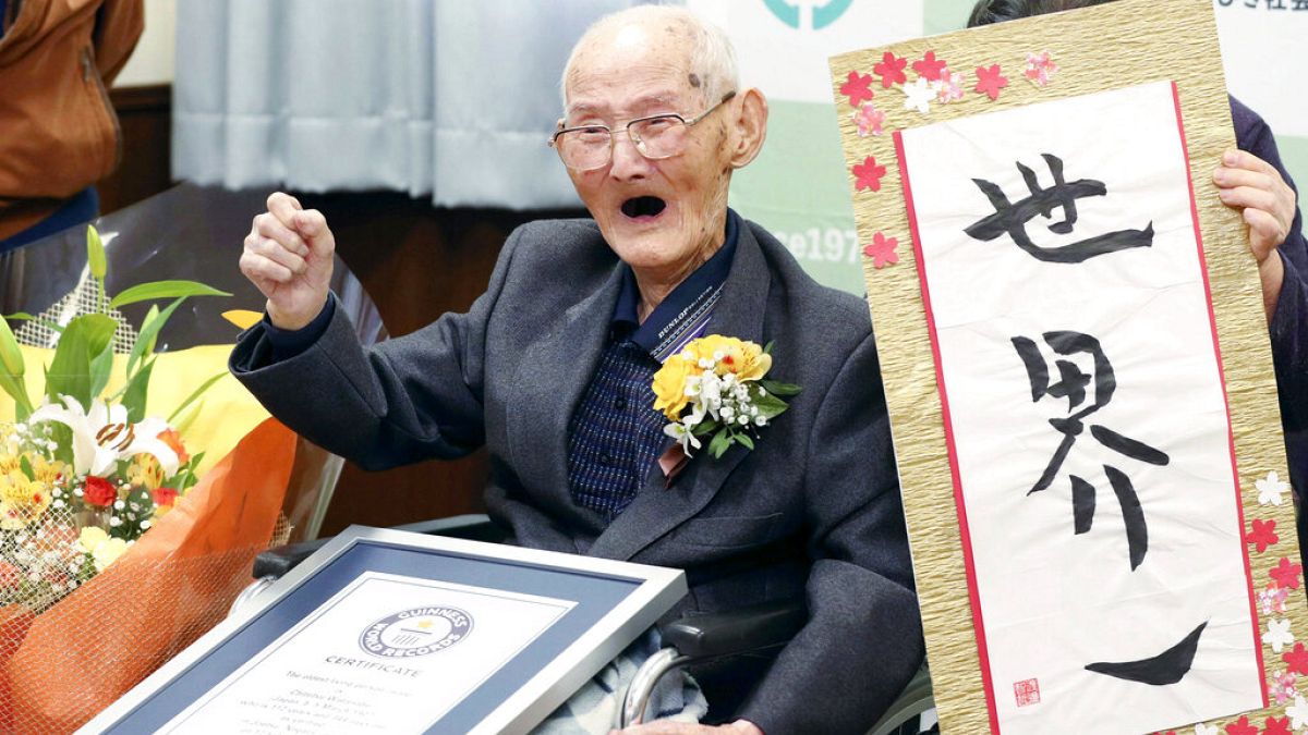 112 yaşındaki Japon Chitetsu Watanabe, dünyanın yaşayan en yaşlı erkeği olarak Guinness Dünya Rekorlar kitabına kaydedildi. 12 Şubat 2020