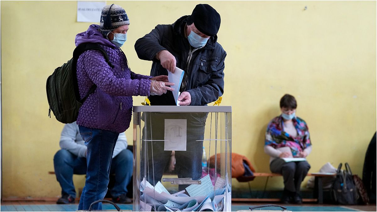 روسيان يدليان بأصواتهما للانتخابات البرلمانية في مدينة سان بطرسبورغ يوم الجمعة 17 أيلول/سبتمبر