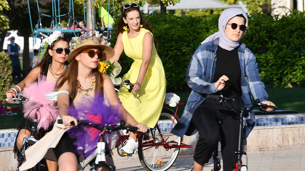 Gaziantep'te bisiklet kullanımını yaygınlaştırmak ve farkındalık oluşturmak amacıyla "Süslü Kadınlar Bisiklet Turu" düzenlendi.