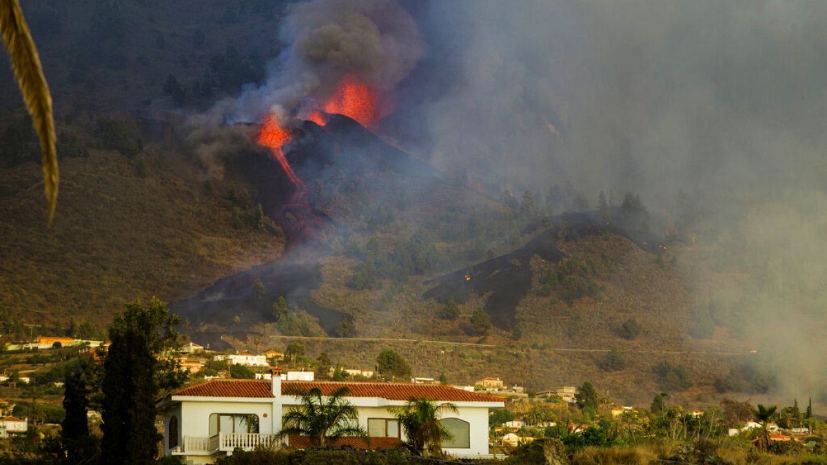 Vulcão ativo em La Palma obriga a deslocar 5 mil pessoas