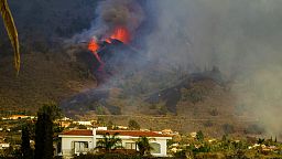 Les coulées de lave du volcan en éruption aux Canaries, menace pour les côtes touristiques