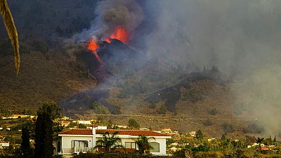 Les coulées de lave du volcan en éruption aux Canaries, menace pour les côtes touristiques 