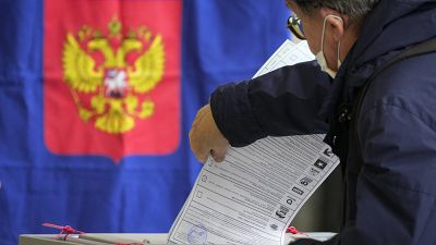 مواطن روسي يدلي بصوته في سانت بطرسبرغ في الانتخابات التشريعية 