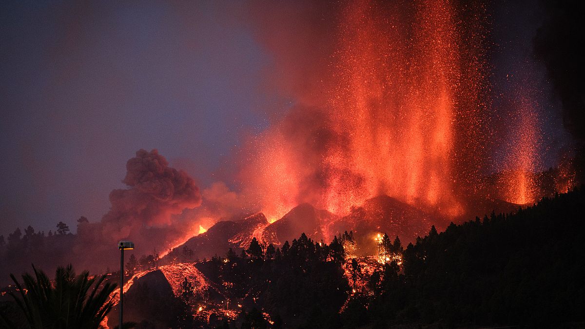 La Palma Adası'nda Cumbre Vieja yanardağı patladı