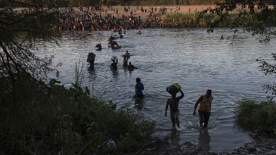 Migrantes cruzan el Río Grande desde Del Río, Texas, hasta Ciudad Acuña, México, el domingo 19 de septiembre de 2021