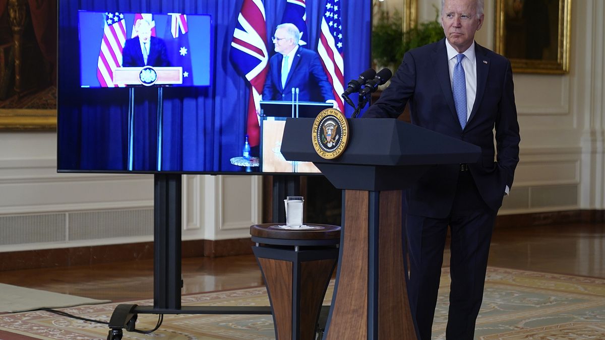 Joe Biden, acompañado virtualmente por el primer ministro australiano Scott Morrison, a la derecha de la pantalla, y el primer ministro británico Boris Johnson