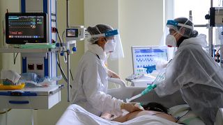 Védőfelszerelést viselő ápoló és orvos a Covid19-betegek fogadására kialakított központi intenzív osztályon a Fejér Megyei Szent György Egyetemi Oktató Kórházban