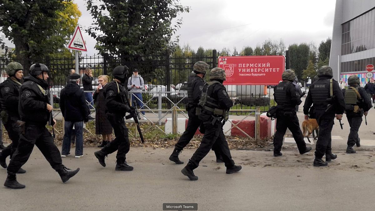 عدد من أفراد الشرطة الروسية في محيط حرم جامعة بيرم بمدينة بيرم الروسية. 20/09/2021