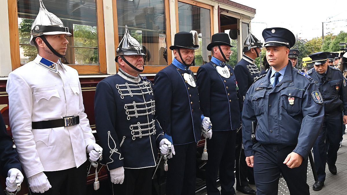 Régi egyenruhákba öltözött rendőrök a Széll Kálmán téren