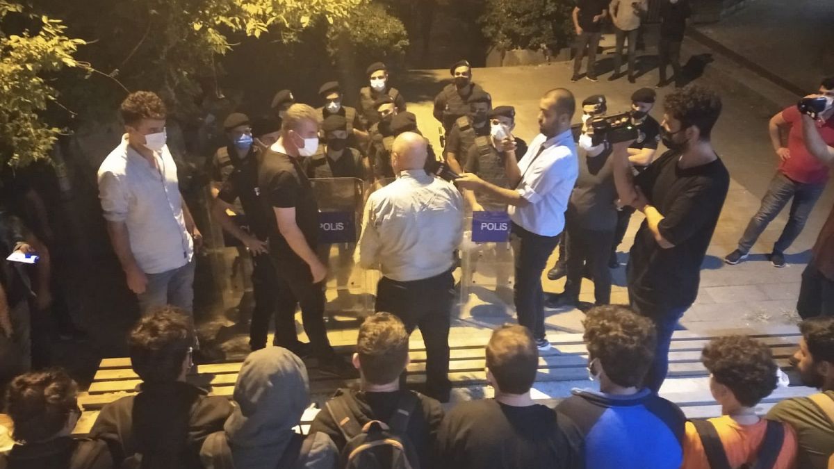 Barınamayan Hareketi üyeleri Kadıköy Bedia Muvahhit Sokak'ta bir araya geldi