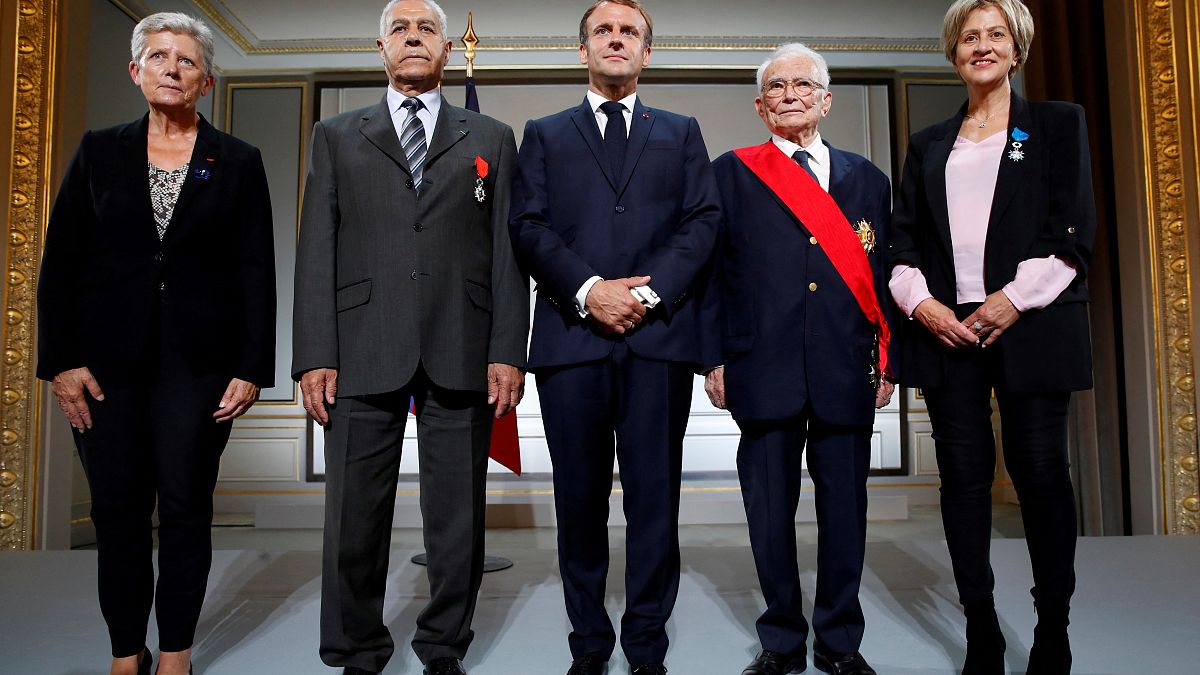 Macron elnök bocsánatot kért, amiért Franciaország nem védte meg a szövetséges algériaiakat