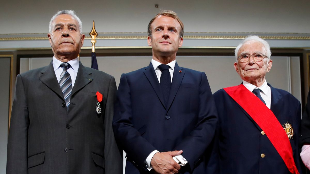 الرئيس الفرنسي إيمانويل ماكرون خلال مراسم تكريم الحْركيين في قصر الإليزيه