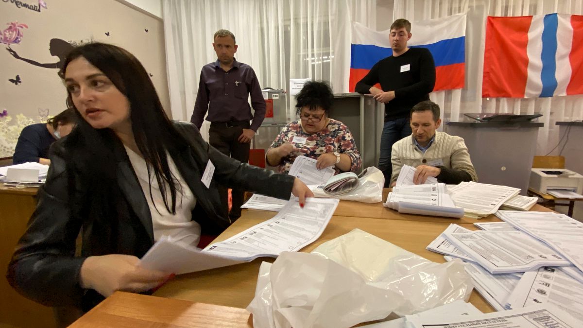 Rusça Seçim Komisyonu üyeleri, oyları sayarken 