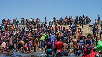 Migrantes haitianos atravessam perto de Del Rio, no Texas
