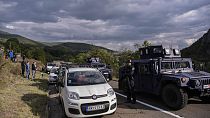 Sérvios do Kosovo protestam junto à fronteira com a Sérvia