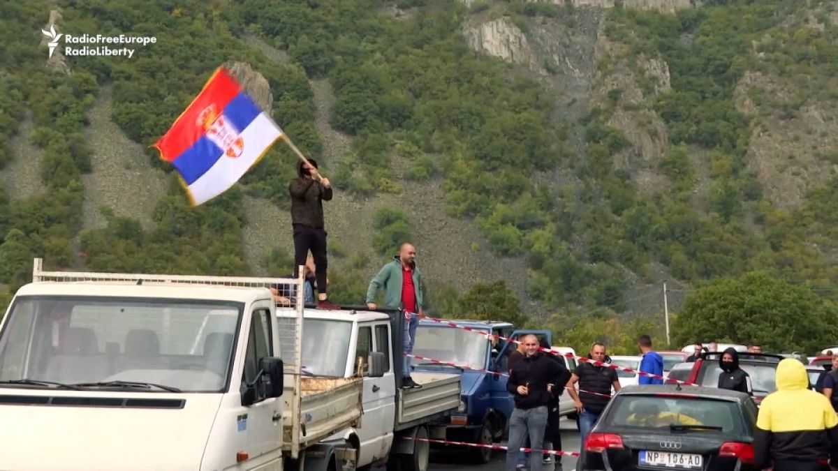 Manifestantes serbios en la frontera con Kosovo