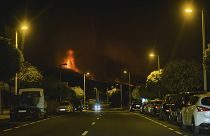 Huida de el Paso, en la isla canaria de La Palma, ante el avance de las coladas de lava, la noche del lunes 20 de septiembre