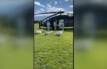 Militares con trajes de protección extraer varios cadáveres de guerrilleros del ELN de un helicóptero del Ejército colombiano