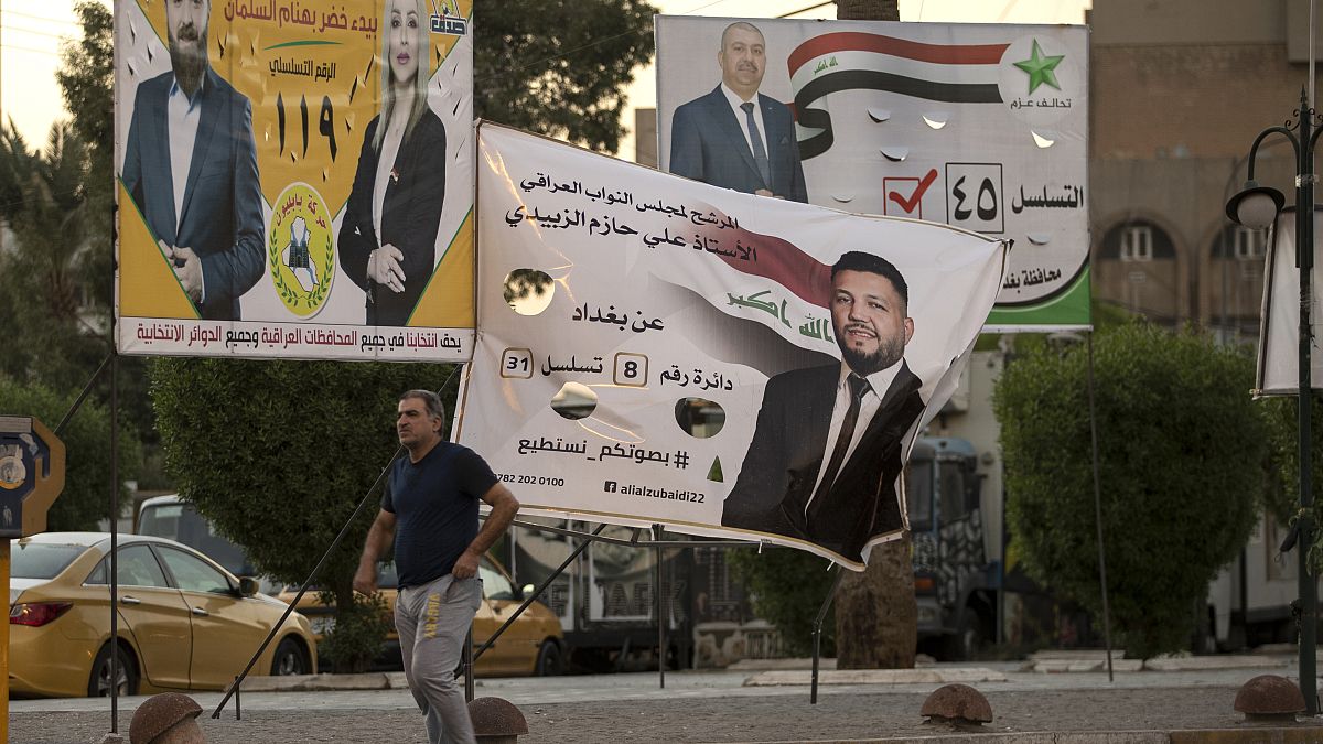ملصقات لمرشحين إلى الانتخابات في بغداد 