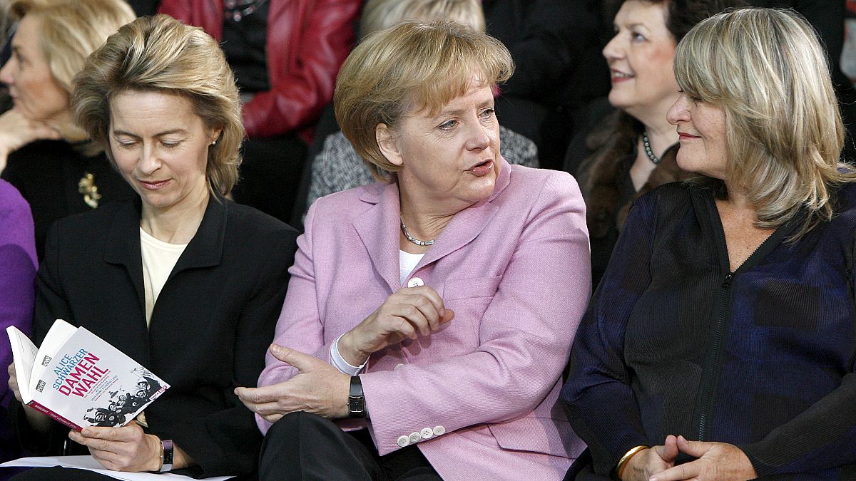 Von links: Ursula von der Leyen (damals, 2009, Bundesfamilienministerin), Bundeskanzlerin Angela Merkel und die Verlegerin Alice Schwarzer am 26.01.2009
