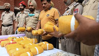 ضباط شرطة البنجاب يعرضون 40.810 كيلوغراما من الهيروين المصادرة بعد عملية مشتركة لقوات أمن الحدود وشرطة البنجاب/ أرشيف.